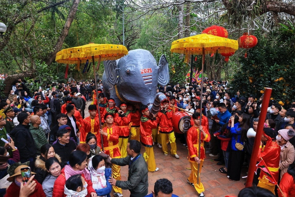 Thôn Dược Thượng, xã Đức Hòa cúng lễ vật phẩm Voi chiến. (Ảnh: Tuấn Anh/TTXVN)