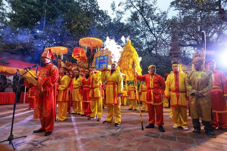 Đại diện từng thôn lên dâng cúng vật phẩm. (Ảnh: Tuấn Anh/TTXVN)