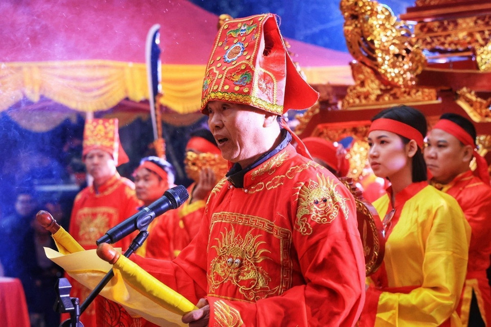 Chủ tế đại diện thôn Vệ Linh cúng tế. (Ảnh: Tuấn Anh/TTXVN)