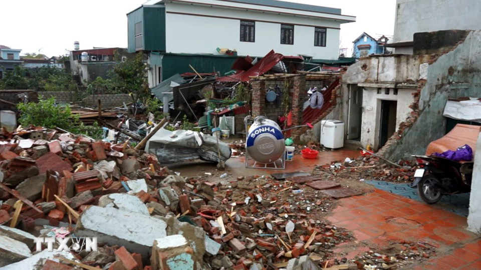 Mưa bão gây thiệt hại, tốc mái nhiều nhà dân tại xã Hoằng Giang. (Ảnh: TTXVN phát)