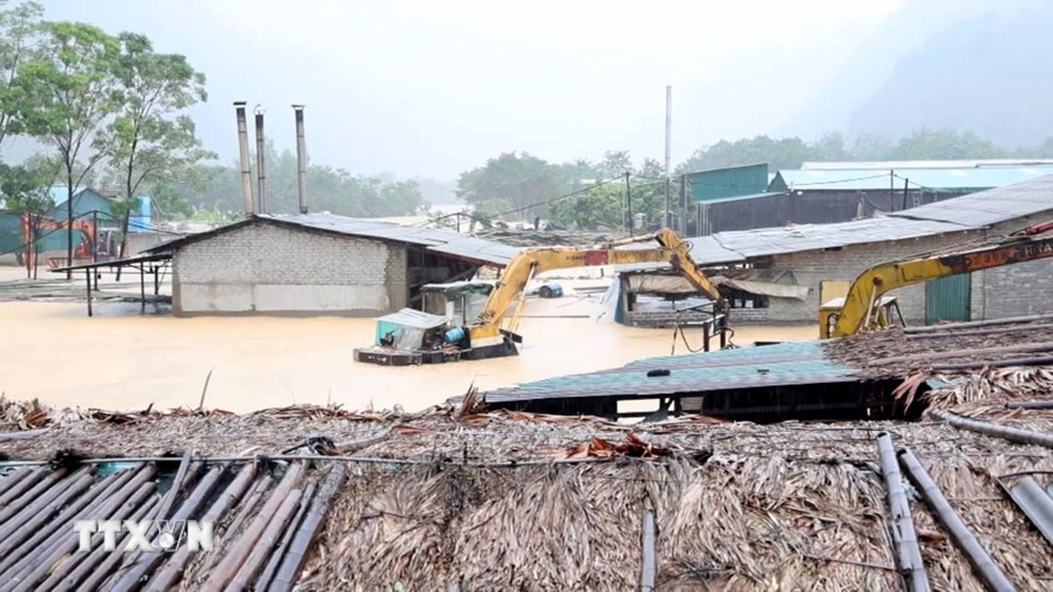 Mưa lũ gây ngập lụt nhiều nhà dân trên địa bàn xã Trung Hạ, tỉnh Thanh Hóa. (Ảnh: TTXVN phát)