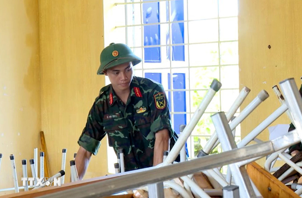 Bộ chỉ huy quân sự tỉnh đã huy động cán bộ, chiến sỹ phối hợp với dân quân địa phương cùng các thầy, cô giáo nhanh chóng tiếp cận, giúp các trường học khắc phục hậu quả sau bão tại Trường Tiểu học Minh Thọ, xã Nông Cống. (Ảnh: Nguyễn Nam/TTXVN)