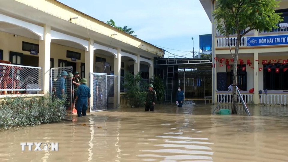 Bộ chỉ huy quân sự tỉnh đã huy động cán bộ, chiến sỹ phối hợp với dân quân địa phương cùng các thầy, cô giáo nhanh chóng tiếp cận, giúp các trường học khắc phục hậu quả sau bão tại Trường Tiểu học Minh Thọ, xã Nông Cống. (Ảnh: Nguyễn Nam/TTXVN)