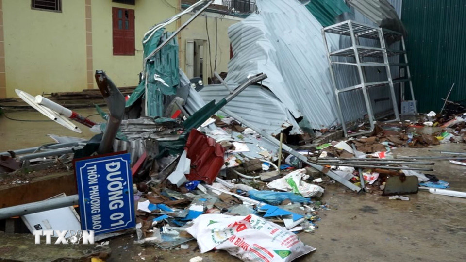 Mưa bão gây thiệt hại, tốc mái nhiều nhà dân tại xã Hoằng Giang. (Ảnh: TTXVN phát)