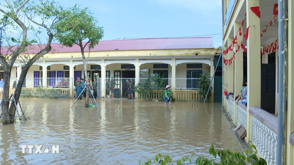 Bộ chỉ huy quân sự tỉnh đã huy động cán bộ, chiến sỹ phối hợp với dân quân địa phương cùng các thầy, cô giáo nhanh chóng tiếp cận, giúp các trường học khắc phục hậu quả sau bão tại Trường Tiểu học Minh Thọ, xã Nông Cống. (Ảnh: Nguyễn Nam/TTXVN)