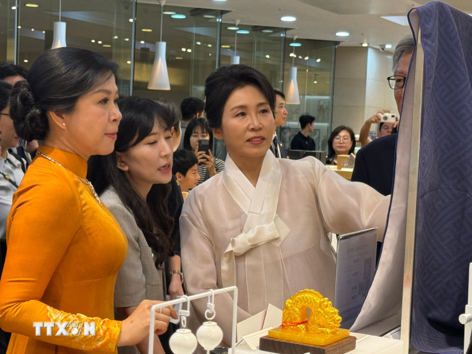Phu nhân Tổng thống Hàn Quốc giới thiệu với Phu nhân Tổng Bí thư về sản phẩm truyền thống của Hàn Quốc. (Ảnh: Khánh Vân/TTXVN)
