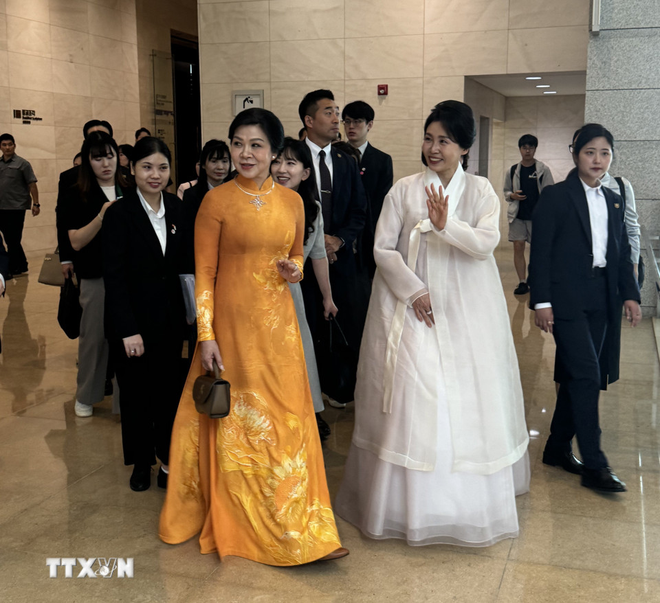 Hai Phu nhân tham quan Bảo tàng Quốc gia Hàn Quốc. (Ảnh: Khánh Vân/TTXVN)