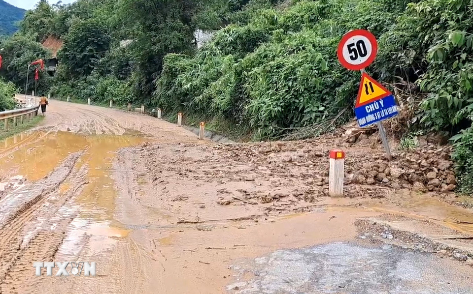 Cơ quan chức năng cắm biển cảnh báo ở các điểm sạt lở. (Ảnh: TTXVN phát)