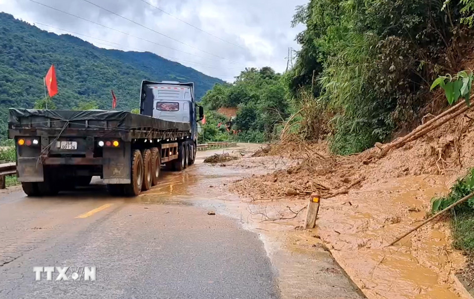 Nhiều điểm sạt lở khiến tuyến đường bị tê liệt. (Ảnh: TTXVN phát)