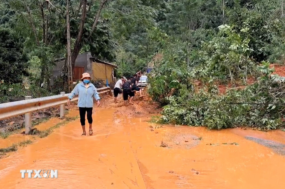 Bão số 10 làm tuyến đường độc đạo đi Cửa khẩu Quốc tế Nậm Cắn (Nghệ An) tê liệt vì sạt lở đất. (Ảnh: TTXVN phát)