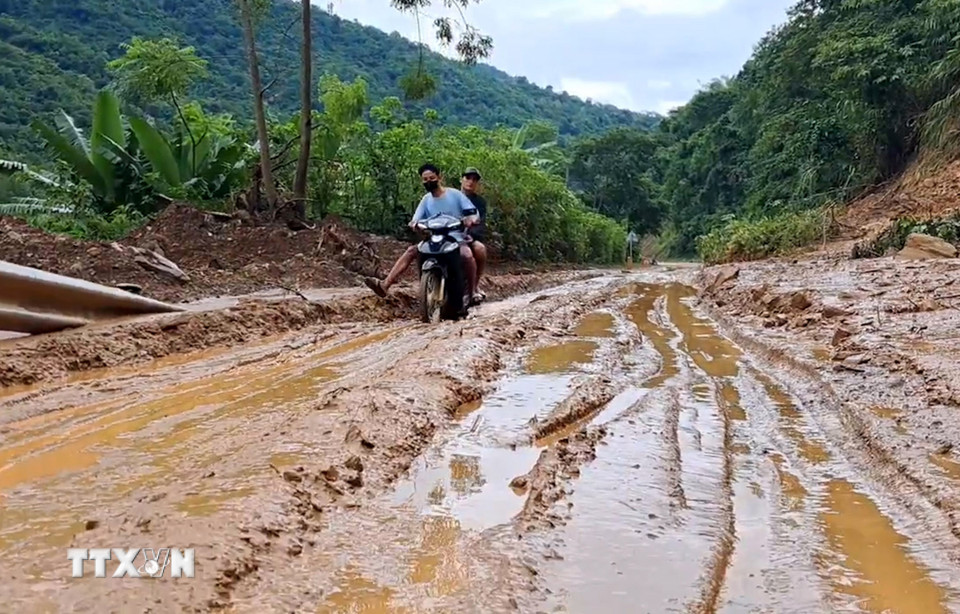 Việc đi lại gặp nhiều khó khăn do sạt lở. (Ảnh: TTXVN phát)