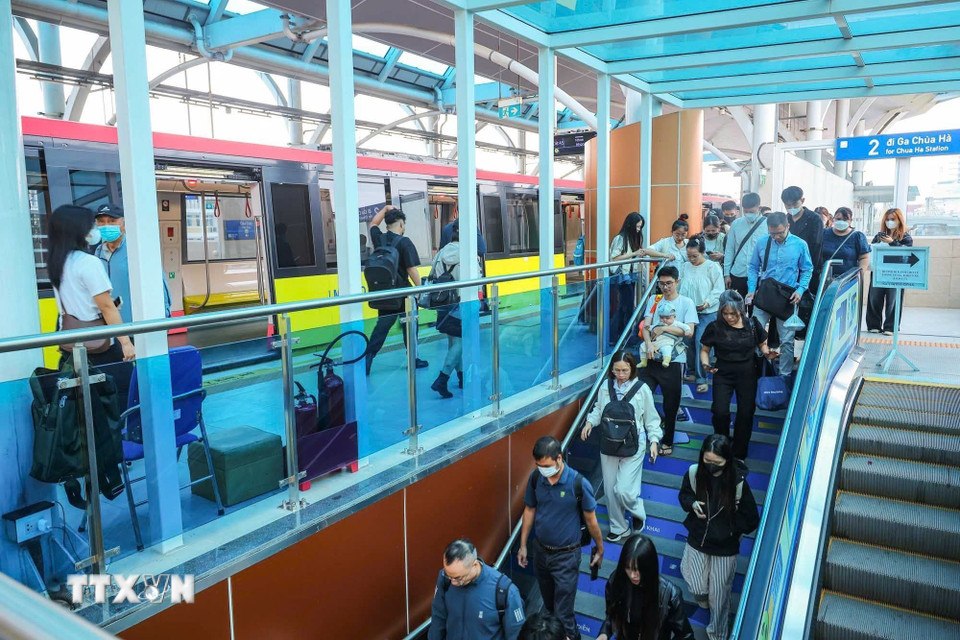 Theo số liệu do Hà Nội Metro cung cấp, tổng lượng hành khách trên hai tuyến đường sắt đô thị Cát Linh-Hà Đông (2A) và Nhổn-ga Hà Nội (3.1) trong tuần từ ngày 9 đến 15/3 đạt khoảng 478.616 lượt, tăng so với mức 458.193 lượt của tuần trước đó (từ 2–8/3), tương đương mức tăng 4,46%. (Ảnh: Hoàng Hiếu/TTXVN)
