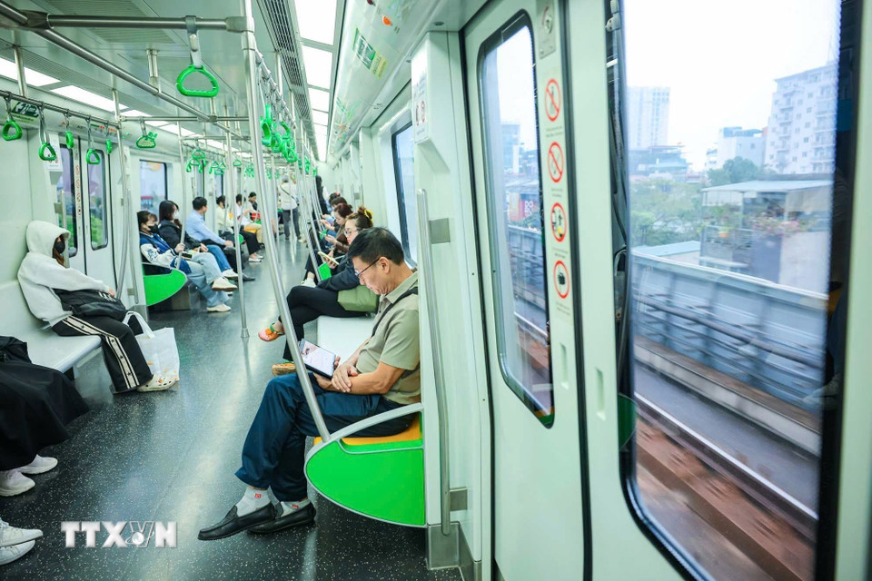 Việc di chuyển bằng tàu điện trên cao với không gian sạch sẽ, an toàn, giúp hành khách có thêm thời gian thư giãn, nghỉ ngơi trong suốt hành trình. (Ảnh: Hoàng Hiếu/TTXVN)