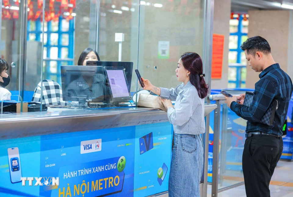 Người dân mua vé đi tàu tại Hà Nội Metro. (Ảnh: Hoàng Hiếu/TTXVN)