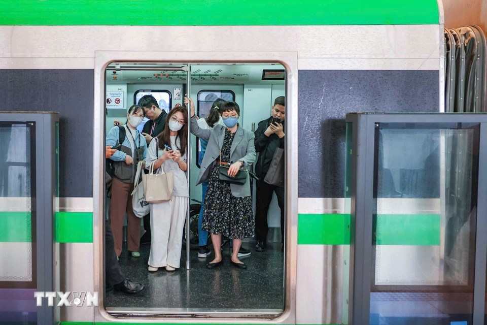Theo số liệu do Hà Nội Metro cung cấp, tổng lượng hành khách trên hai tuyến đường sắt đô thị Cát Linh-Hà Đông (2A) và Nhổn-ga Hà Nội (3.1) trong tuần từ ngày 9 đến 15/3 đạt khoảng 478.616 lượt, tăng so với mức 458.193 lượt của tuần trước đó (từ 2–8/3), tương đương mức tăng 4,46%. (Ảnh: Hoàng Hiếu/TTXVN)