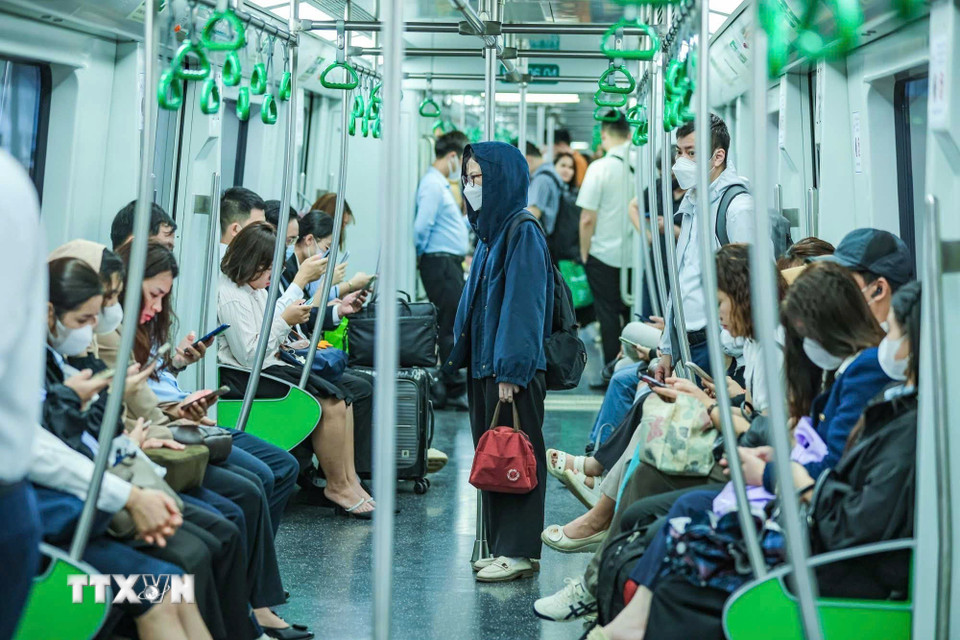 Trong tuần sau khi giá xăng tăng, lượng hành khách tăng rõ rệt, đặc biệt ở các điểm trung chuyển và khu vực đông dân cư, như tuyến Cát Linh–Hà Đông ghi nhận 276.686 lượt khách trong tuần sau khi giá xăng tăng, cao hơn mức 272.109 lượt của tuần trước, đạt 101,68%. (Ảnh: Hoàng Hiếu/TTXVN)