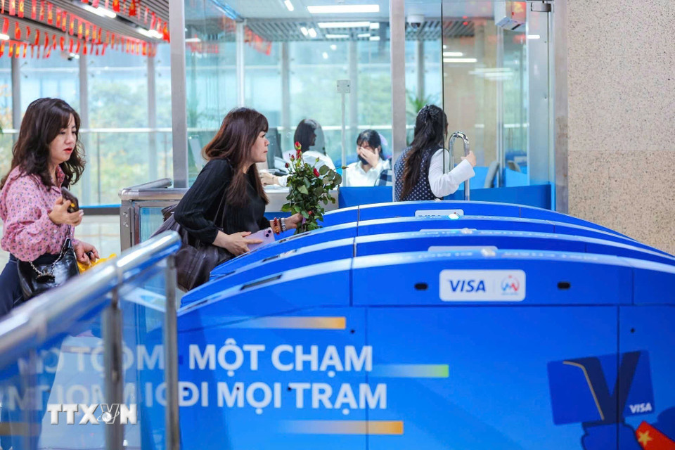 Hành khách sử dụng mã QR, thẻ điện tử hoặc công nghệ định danh sinh trắc học để qua cổng soát vé tại các nhà ga. (Ảnh: Hoàng Hiếu/TTXVN)