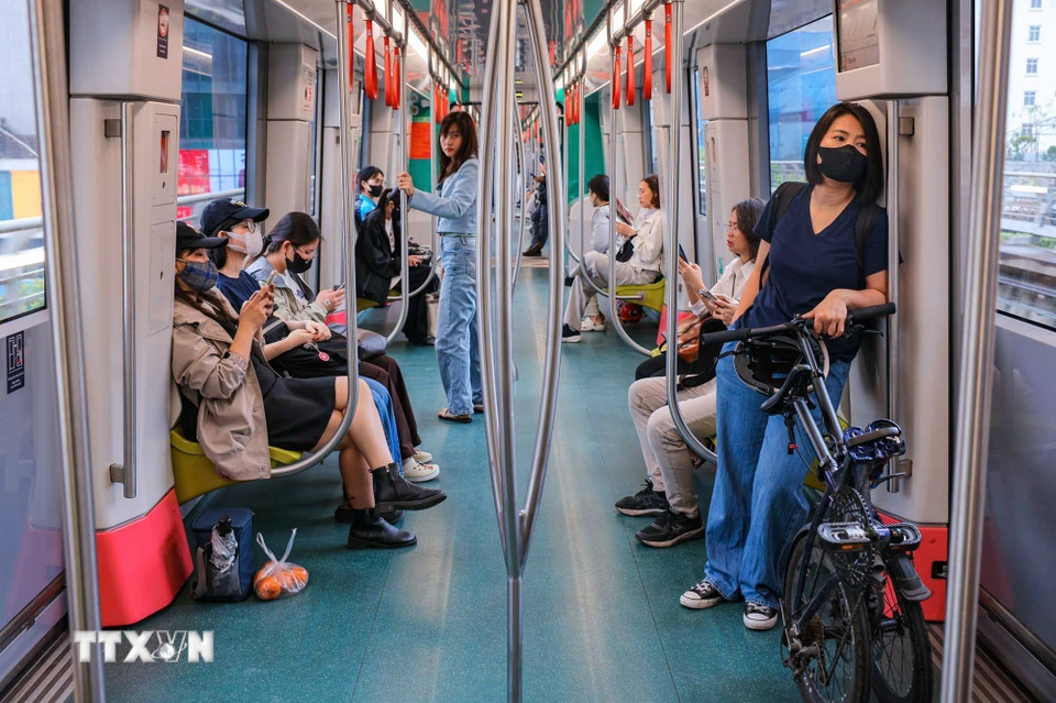 Việc di chuyển bằng tàu điện trên cao với không gian sạch sẽ, an toàn, giúp hành khách có thêm thời gian thư giãn, nghỉ ngơi trong suốt hành trình. (Ảnh: Hoàng Hiếu/TTXVN)