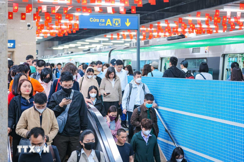 Theo số liệu do Hà Nội Metro cung cấp, tổng lượng hành khách trên hai tuyến đường sắt đô thị Cát Linh - Hà Đông (2A) và Nhổn-ga Hà Nội (3.1) trong tuần từ ngày 9 đến 15/3 đạt khoảng 478.616 lượt, tăng so với mức 458.193 lượt của tuần trước đó (từ 2–8/3), tương đương mức tăng 4,46%. (Ảnh: Hoàng Hiếu/TTXVN)
