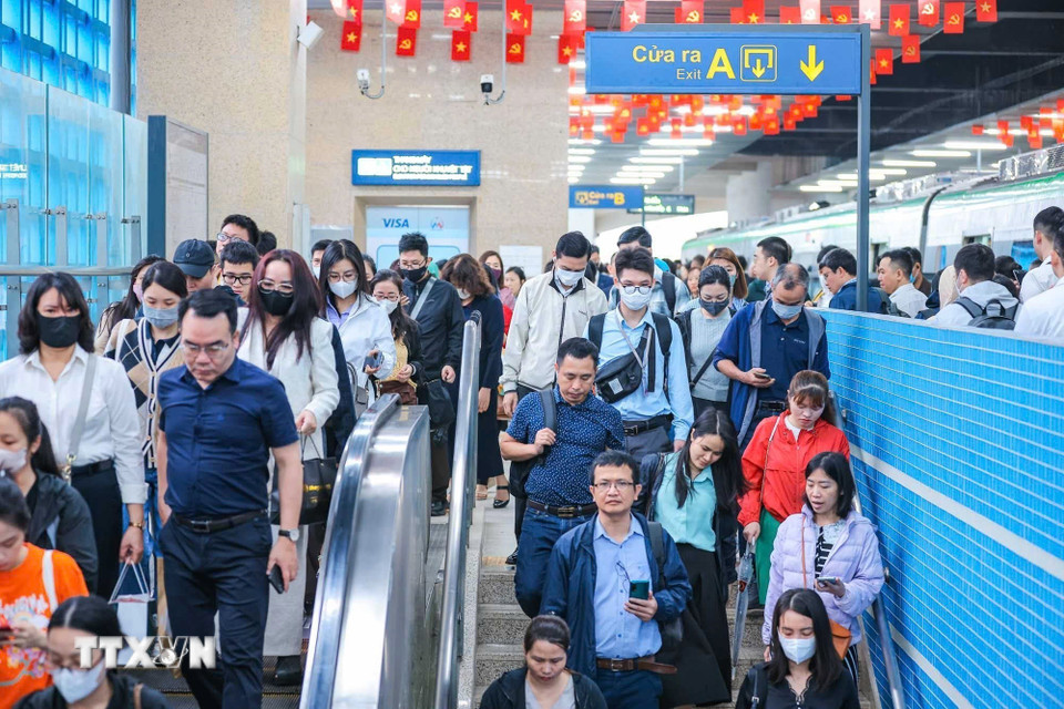 Xu hướng sử dụng tàu điện trên cao tại Hà Nội thời gian gần đây đang gia tăng rõ rệt, cho thấy sự thuận tiện mà hệ thống mang lại. (Ảnh: Hoàng Hiếu/TTXVN)