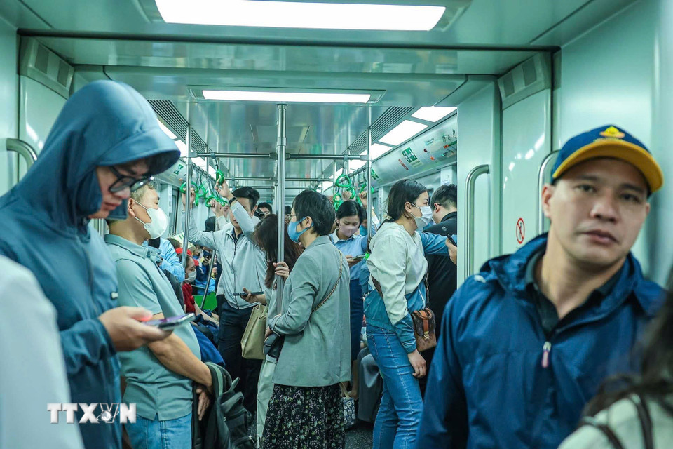 Theo số liệu do Hà Nội Metro cung cấp, tổng lượng hành khách trên hai tuyến đường sắt đô thị Cát Linh-Hà Đông (2A) và Nhổn-ga Hà Nội (3.1) trong tuần từ ngày 9 đến 15/3 đạt khoảng 478.616 lượt, tăng so với mức 458.193 lượt của tuần trước đó (từ 2–8/3), tương đương mức tăng 4,46%. (Ảnh: Hoàng Hiếu/TTXVN)