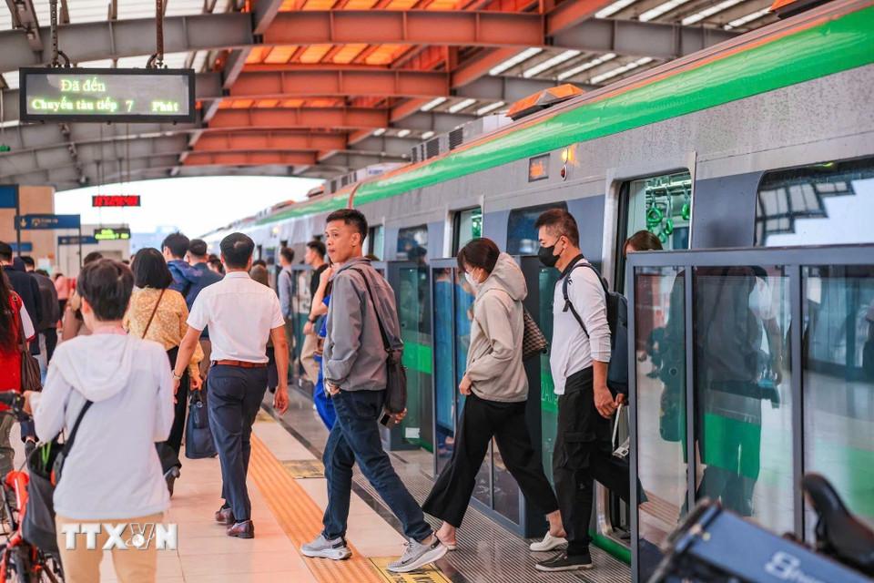 Theo số liệu do Hà Nội Metro cung cấp, tổng lượng hành khách trên hai tuyến đường sắt đô thị Cát Linh-Hà Đông (2A) và Nhổn-ga Hà Nội (3.1) trong tuần từ ngày 9 đến 15/3 đạt khoảng 478.616 lượt, tăng so với mức 458.193 lượt của tuần trước đó (từ 2–8/3), tương đương mức tăng 4,46%. (Ảnh: Hoàng Hiếu/TTXVN)