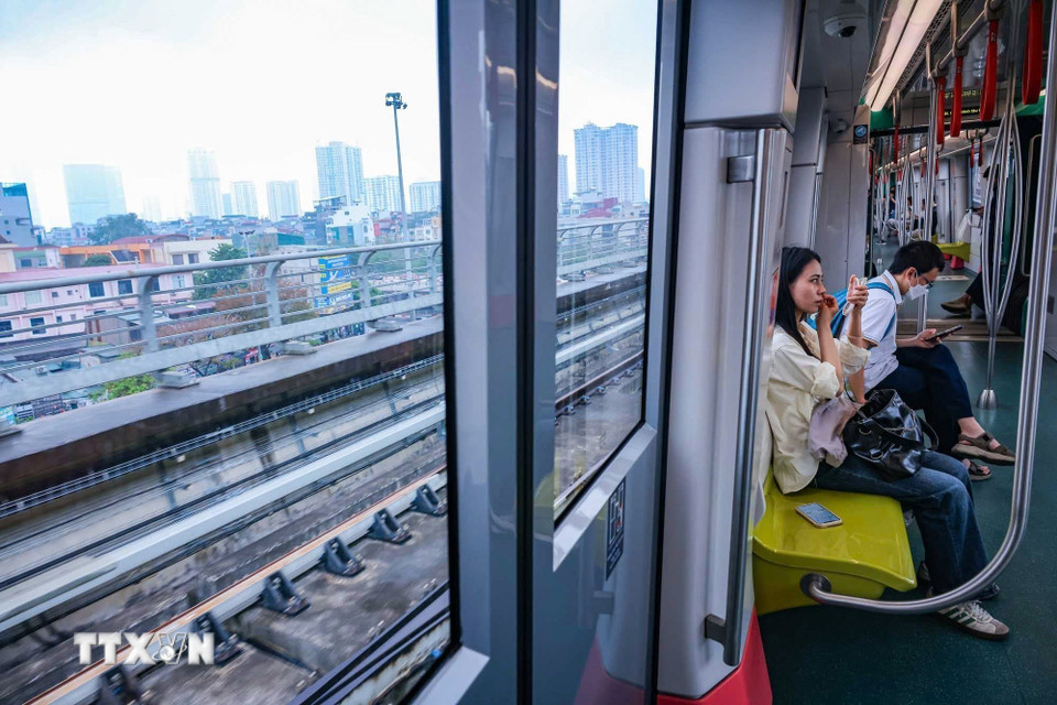 Việc di chuyển bằng tàu điện trên cao với không gian sạch sẽ, an toàn, giúp hành khách có thêm thời gian thư giãn, nghỉ ngơi, chuẩn bị sẵn sàng cho hành trình tiếp theo. (Ảnh: Hoàng Hiếu/TTXVN)