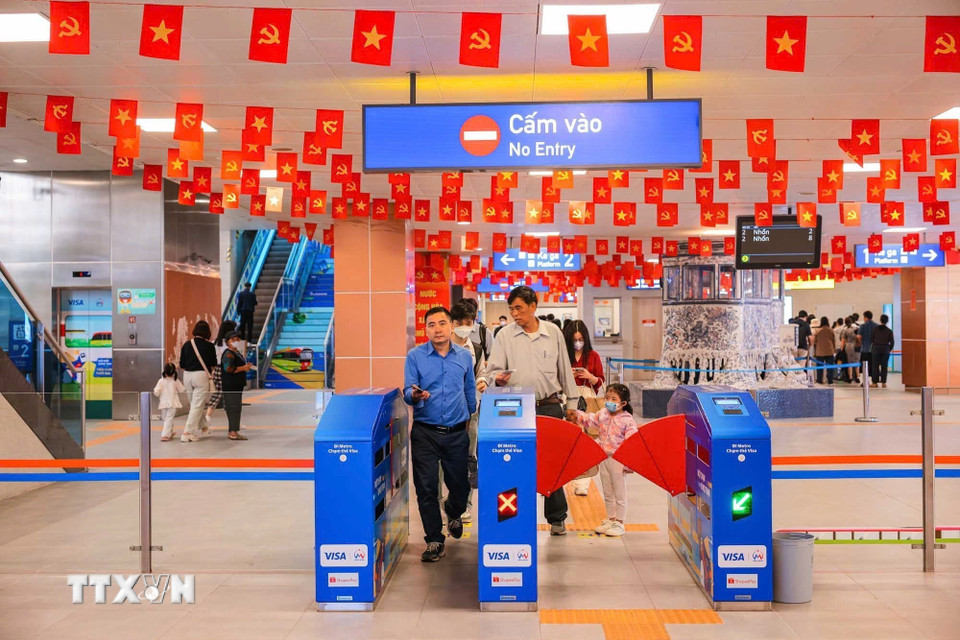 Hành khách “check in” lên tàu. (Ảnh: Hoàng Hiếu/TTXVN)
