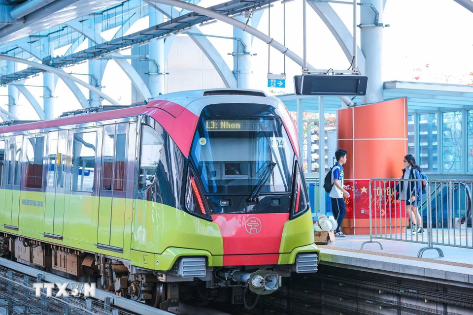 Trong tuần sau khi giá xăng tăng, lượng hành khách tăng rõ rệt, đặc biệt ở các điểm trung chuyển và khu vực đông dân cư, như tuyến Nhổn–ga Hà Nội có mức tăng mạnh hơn, từ 186.054 lượt lên 201.930 lượt, tương đương 108,53%. (Ảnh: Hoàng Hiếu/TTXVN)
