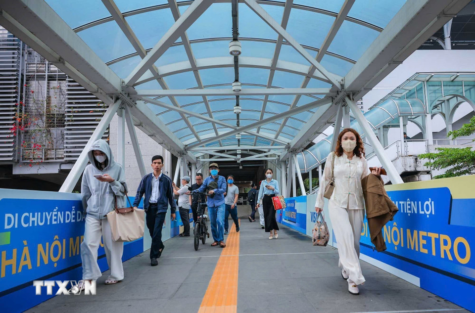 Ngày càng nhiều người dân di chuyển bằng tàu điện tuyến Hà Nội Metro. (Ảnh: Hoàng Hiếu/TTXVN)