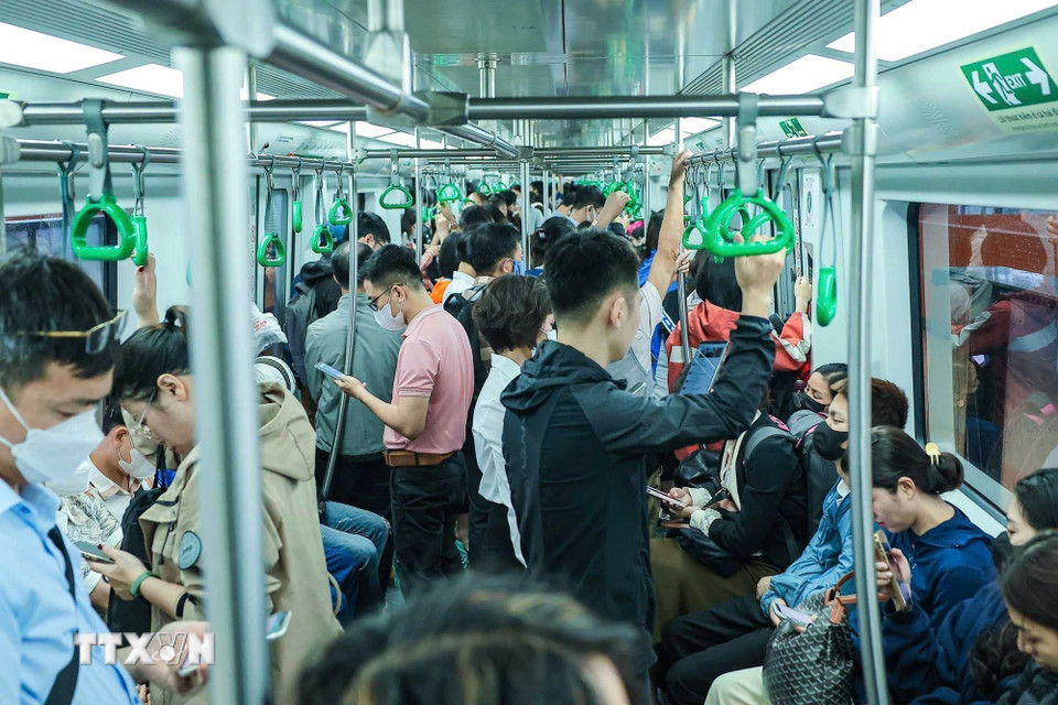 Trong tuần sau khi giá xăng tăng, lượng hành khách tăng rõ rệt, đặc biệt ở các điểm trung chuyển và khu vực đông dân cư, như tuyến Cát Linh–Hà Đông ghi nhận 276.686 lượt khách trong tuần sau khi giá xăng tăng, cao hơn mức 272.109 lượt của tuần trước, đạt 101,68%. (Ảnh: Hoàng Hiếu/TTXVN)