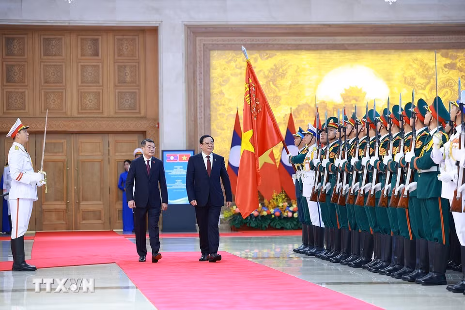 Thủ tướng Lê Minh Hưng và Thủ tướng Lào Sonexay Siphandone duyệt Đội danh dự Quân đội nhân dân Việt Nam. (Ảnh: Dương Giang/TTXVN)
