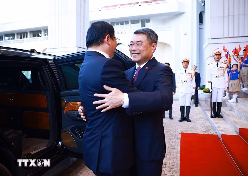 Thủ tướng Lê Minh Hưng đón Thủ tướng Lào Sonexay Siphandone thăm chính thức Việt Nam và tham dự Diễn đàn Tương lai ASEAN lần thứ ba. (Ảnh: Dương Giang/TTXVN)