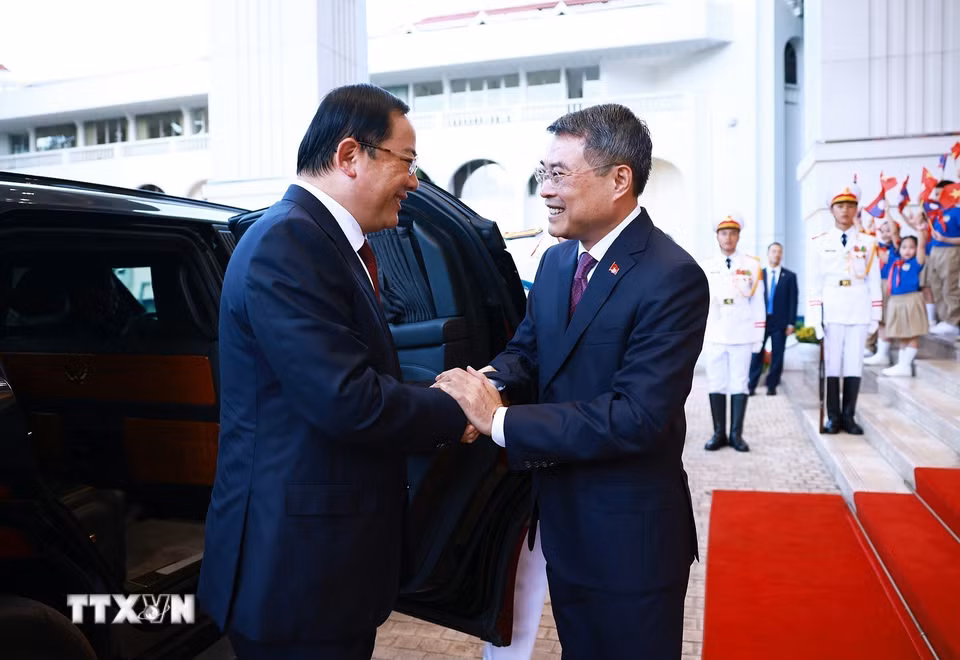 Thủ tướng Lê Minh Hưng đón Thủ tướng Lào Sonexay Siphandone thăm chính thức Việt Nam và tham dự Diễn đàn Tương lai ASEAN lần thứ ba. (Ảnh: Dương Giang/TTXVN)