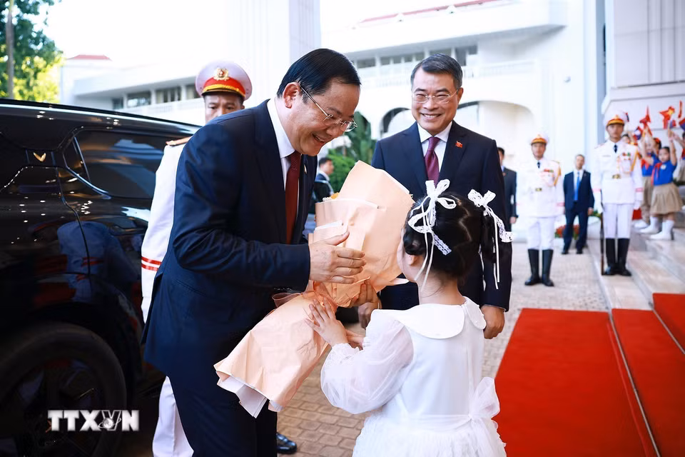 Thiếu nhi Thủ đô tặng hoa chào mừng Thủ tướng Lào Sonexay Siphandone thăm chính thức Việt Nam và tham dự Diễn đàn Tương lai ASEAN lần thứ ba. (Ảnh: Dương Giang/TTXVN)