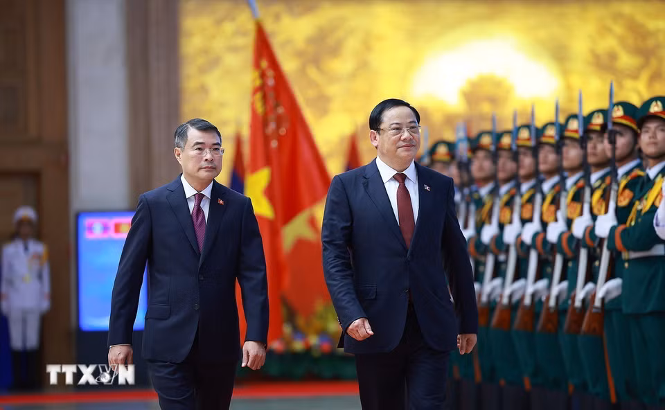 Thủ tướng Lê Minh Hưng và Thủ tướng Lào Sonexay Siphandone duyệt Đội danh dự Quân đội nhân dân Việt Nam. (Ảnh: Dương Giang/TTXVN)