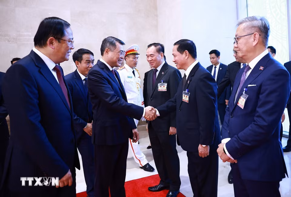 Thủ tướng Lào Sonexay Siphandone giới thiệu với Thủ tướng Lê Minh Hưng thành viên đoàn Lào sang thăm chính thức Việt Nam và tham dự Diễn đàn Tương lai ASEAN lần thứ ba. (Ảnh: Dương Giang/TTXVN)