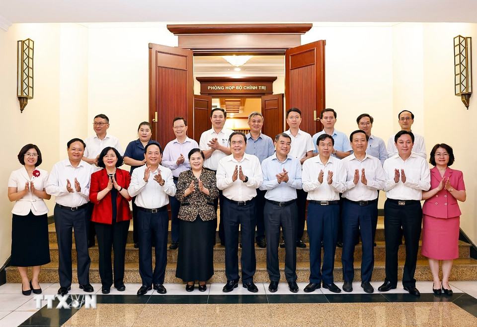 Chủ tịch Quốc hội Trần Thanh Mẫn với Ban Thường vụ Tỉnh ủy Lai Châu. (Ảnh: Doãn Tấn/TTXVN)