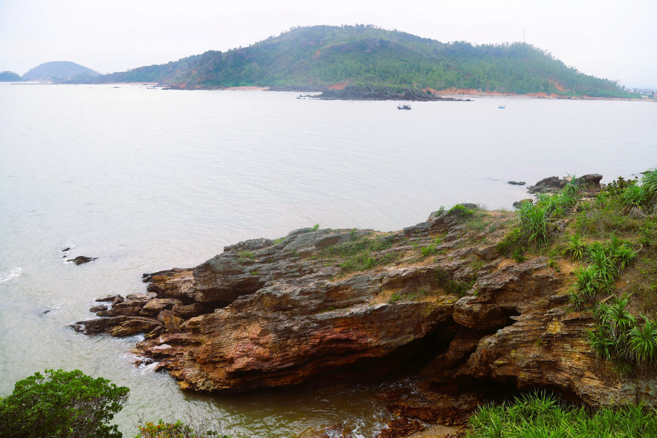 Hang Mũi Trâu là nơi giao thoa hài hòa cửa biển, luồng sông Mai Giang, núi Mảnh Sơn, rừng phi lao, mang lại cảnh sắc, không gian, địa mạo phong phú. (Ảnh: Xuân Tiến/TTXVN)