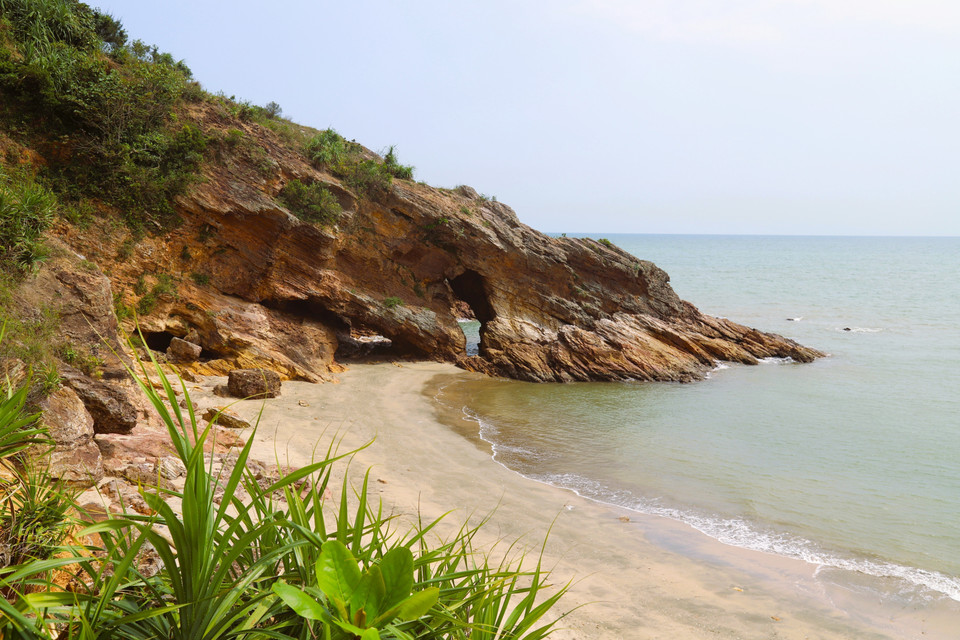 Ngay bên cạnh hang Mũi Trâu là một bãi biển nhỏ, mực nước nông, quanh năm sóng vỗ, rất lý tưởng để tắm biển. (Ảnh: Xuân Tiến/TTXVN)