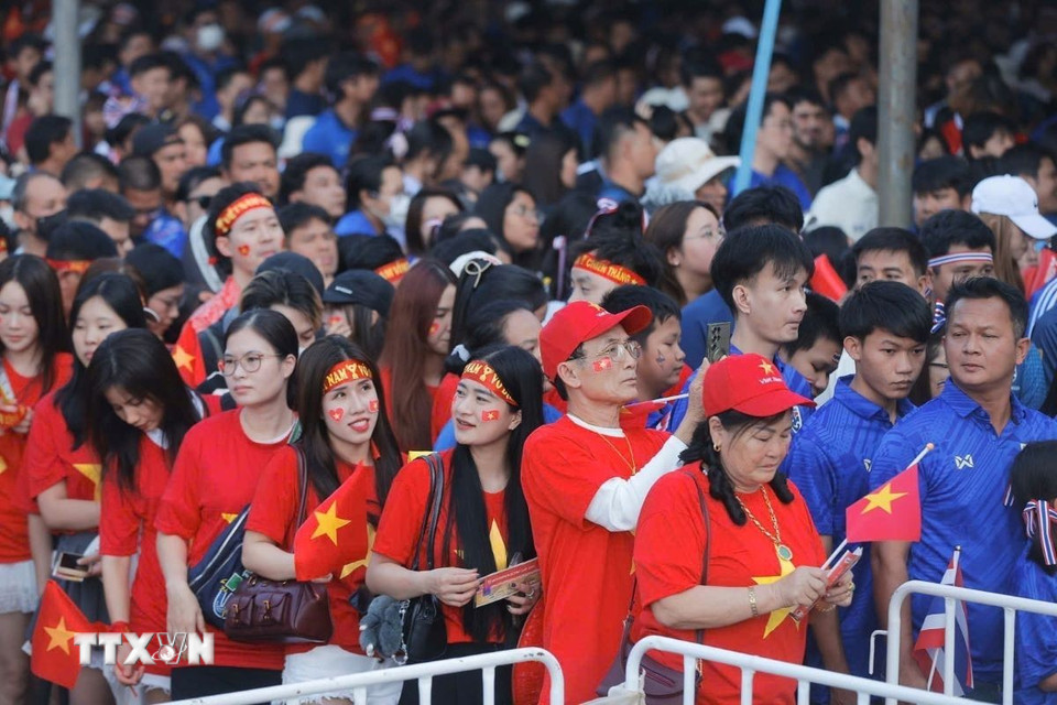 Cổ động viên Việt Nam đến sân cổ vũ cho đội nhà trong trận chung kết lượt về ASEAN Cup 2024. (Ảnh: Minh Quyết/TTXVN)