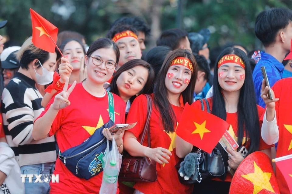Cổ động viên Việt Nam đến sân cổ vũ cho đội nhà trong trận chung kết lượt về ASEAN Cup 2024. (Ảnh: Minh Quyết/TTXVN)