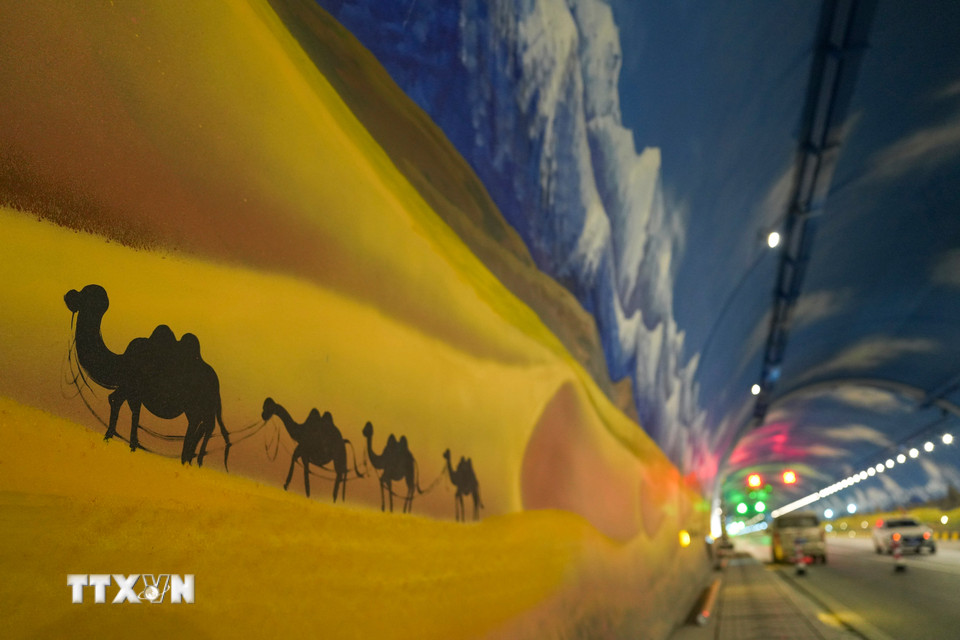 Đường hầm Thiên Sơn Thắng Lợi trên cao tốc Urumqi-Yuli ở Khu tự trị Tân Cương Duy Ngô Nhĩ, Trung Quốc. (Ảnh: THX/TTXVN)