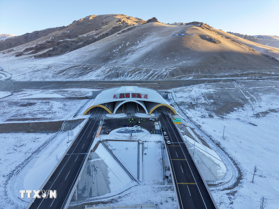 Đường hầm Thiên Sơn Thắng Lợi trên cao tốc Urumqi-Yuli ở Khu tự trị Tân Cương Duy Ngô Nhĩ, Trung Quốc, ngày 26/12/2025. (Ảnh: )THX/TTXVN