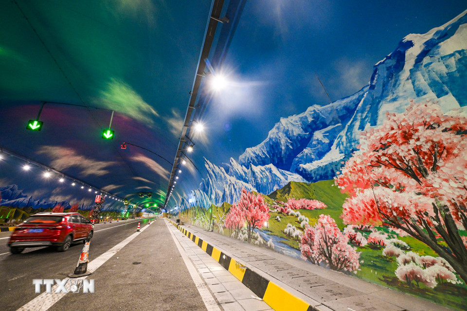 Đường hầm Thiên Sơn Thắng Lợi trên cao tốc Urumqi-Yuli ở Khu tự trị Tân Cương Duy Ngô Nhĩ, Trung Quốc. (Ảnh: THX/TTXVN)