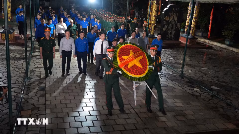 Lãnh đạo và đoàn viên, thanh niên các đơn vị dâng hoa, dâng hương Nhà tưởng niệm liệt sỹ Sư đoàn 10. (Ảnh: Dư Toán/TTXVN)
