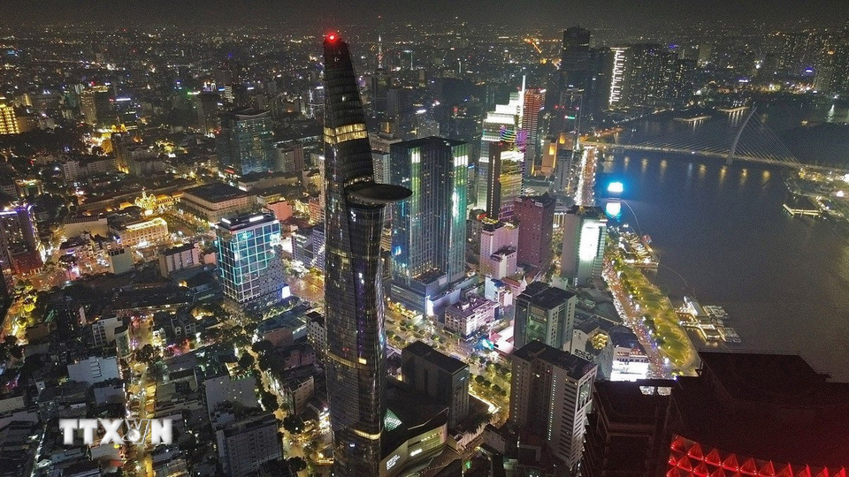 Thành phố Hồ Chí Minh lung linh trong đêm. (Ảnh: Quốc Khánh/TTXVN)