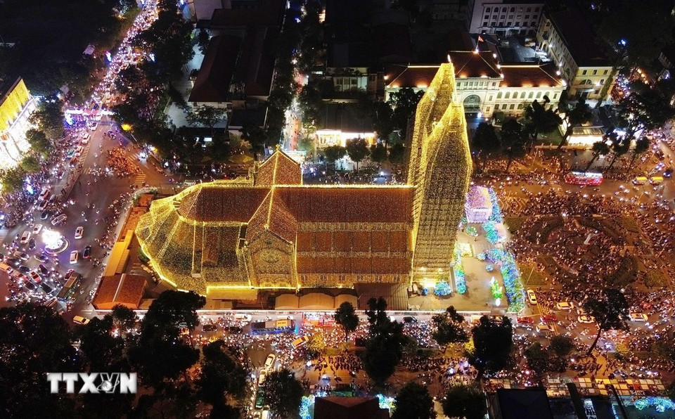 Nhà thờ Đức Bà lung linh trong ánh đèn đêm. (Ảnh: Quốc Khánh/TTXVN)