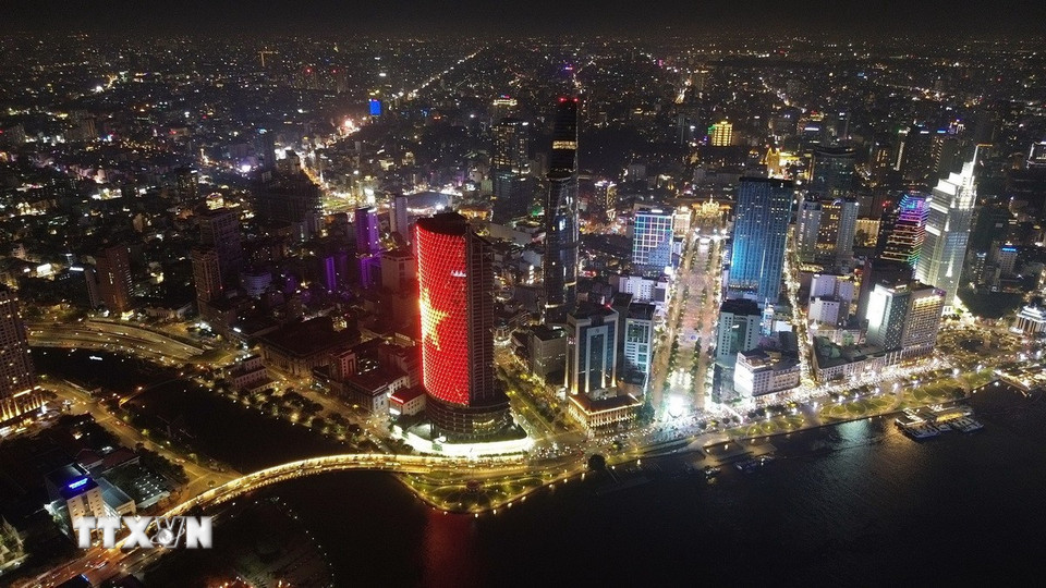 Một góc Thành phố Hồ Chí Minh bên sông Sài Gòn phát triển đồng bộ, hiện đại lung linh đêm. (Ảnh: Quốc Khánh/TTXVN)