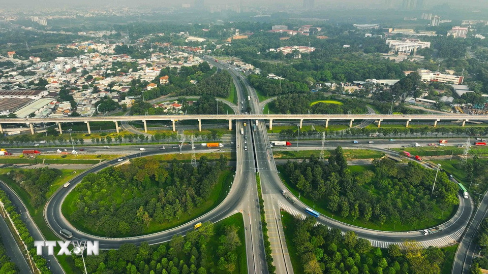 Nút giao cao tốc Thành phố Hồ Chí Minh-Long Thành-Dầu Giây giao với đường Võ Chí Công, phường Trường Thọ, thành phố Thủ Đức. (Ảnh: Vũ Sinh/TTXVN)